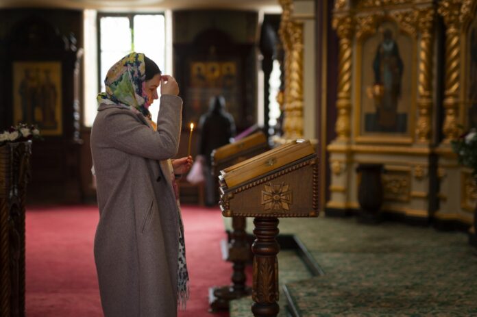 Doamna la biserica
